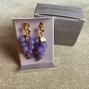 VINTAGE (1989) AVON FROSTED GRAPES CLIP ON EARRINGS